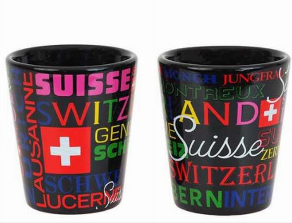 verre schnaps noir avec écrit Switzerland et nom de villes